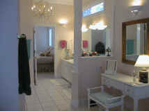 images/HouseMasterBath2.jpg (52759 bytes)